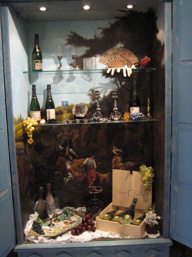 Armario artesanal. Detalle de pintura del interior