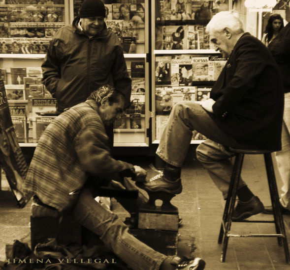 " Lustradores de zapatos" Av San Martin Mendoza-Argentina Viajes Blanco y Negro (Digital)