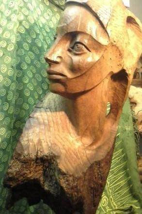 Cabeza de mujer Wood Figurative