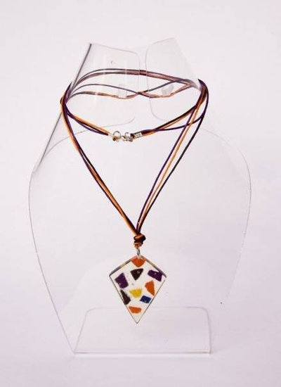 Collar Rombo+ pño. colores+ cordon triple negro/morado/naranja 