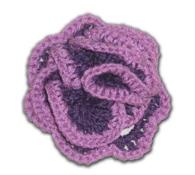 Broche 'Rosa violeta' de ganchillo 