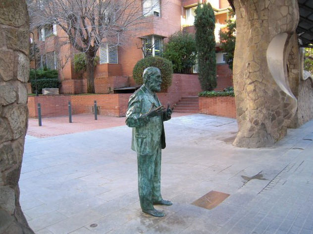 gaudi en espera del fin de la sagrada familia
