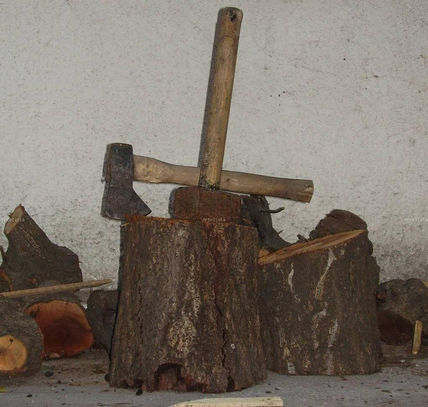 Hacha y madera