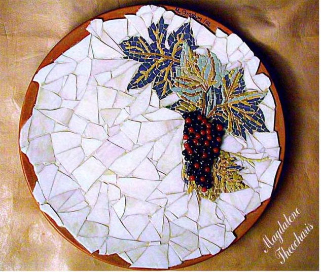 CERAMIC PLATE WITH ZEUXIS' GRAPES Esmaltes Alfarería y Cerámica