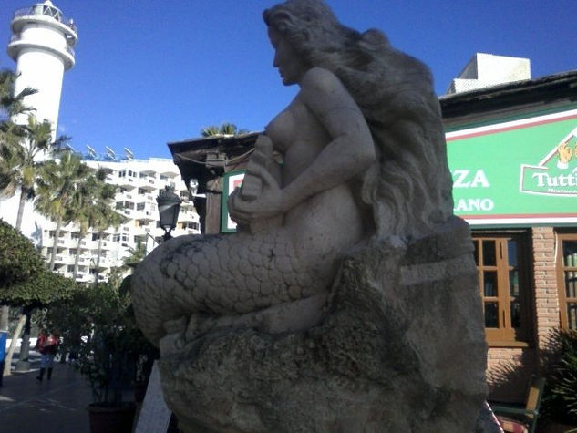 Sirena Paseo Marítimo de Marbella Piedra Figurativa