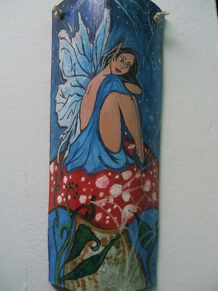 Hada sentada en seta