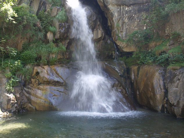 Através de la cascada 