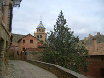 Calle, torre y muralla