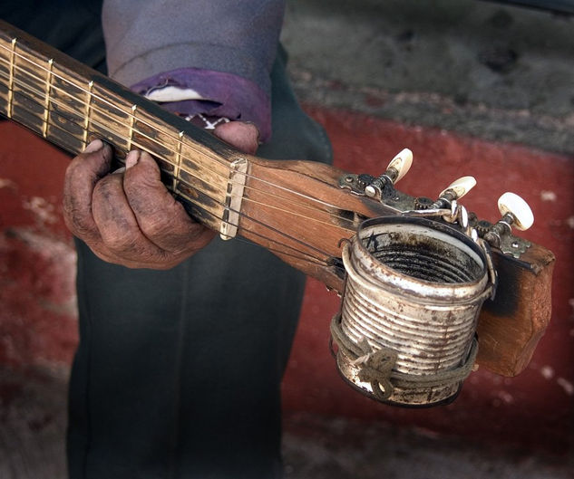 Guitarrista Photojournalism and Documentary Color (Digital)