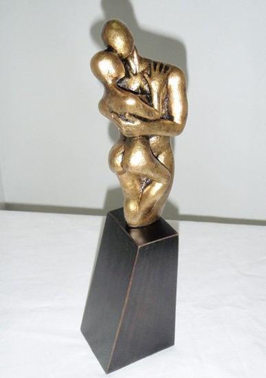 ABRAZAME dorada Bronce Figurativa