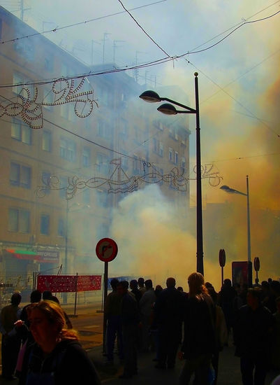 2.081.2 - Fallas : mascleta en la Avenida Gaspar Aguilar - Marzo del 2006. Fotoperiodismo y documental Color (Digital)