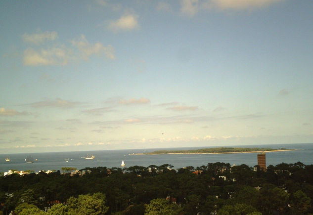 DESDE MI  VENTANA,BAHIA DE  PUNTA  DEL  ESTE,  ISLA GORRITI   Y   VELEROS Fotoperiodismo y documental Color (Digital)