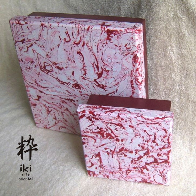 Cajas 26x26 - 16x16cm tapa papel teñido rojo
