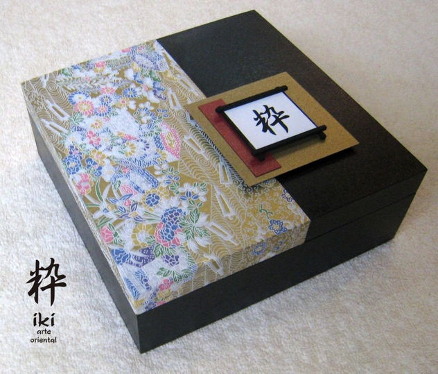 Caja 9 divisiones iki con papel yuzen chiyogami dorado 22.5x22.5cm