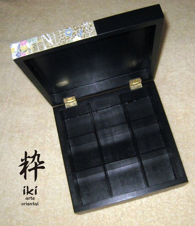 Caja 9 divisiones iki con papel yuzen chiyogami dorado 22.5x22.5cm