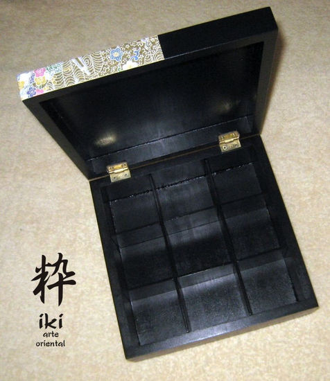 Caja 9 divisiones iki con papel yuzen chiyogami dorado 22.5x22.5cm 