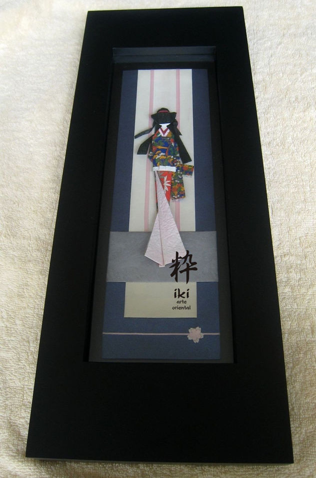 Cuadro muñeca japonesa de papel