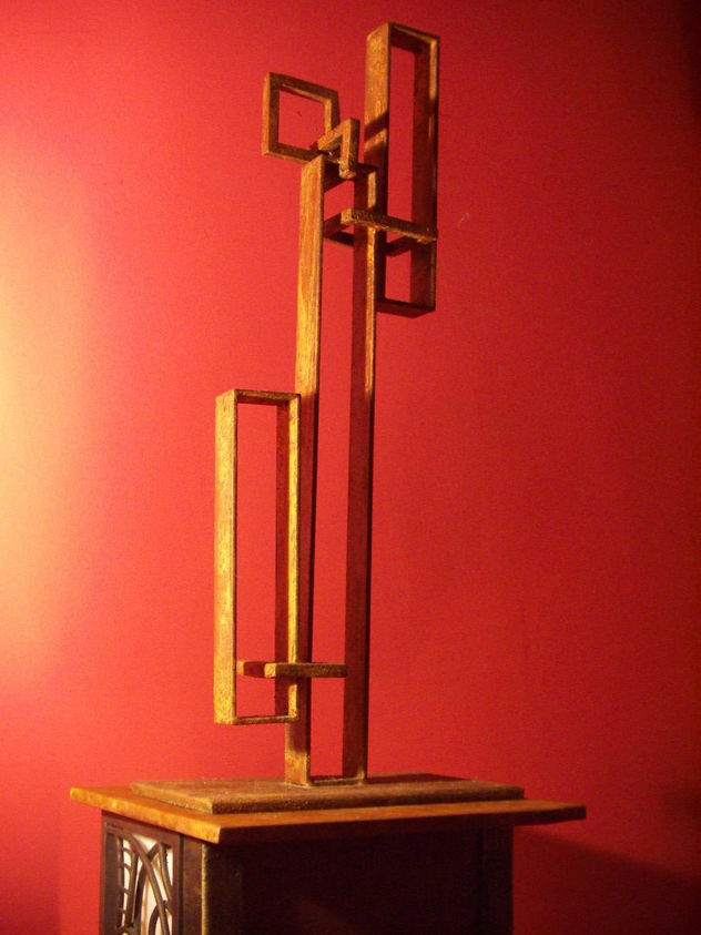 Título Figura urbana 1. Año 2008. Hierro, pátina óxido, alto 67 cm.