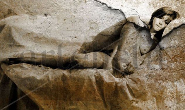 MUJER EN PIEDRA