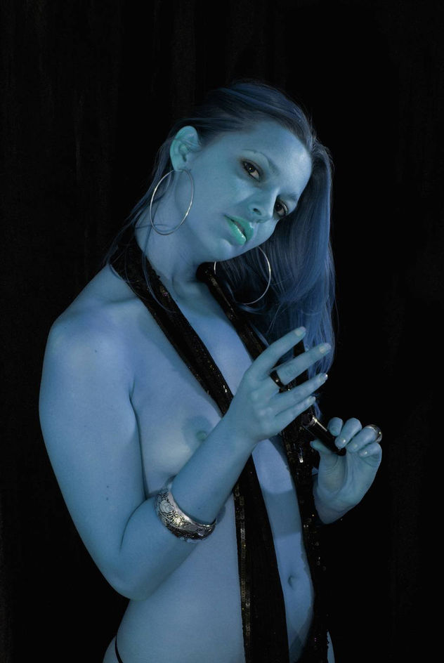 desnudo en azul.