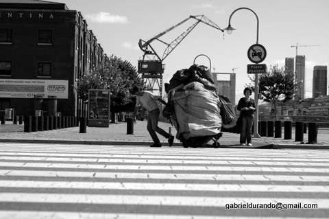 cartonero en puerto madero Fotoperiodismo y documental Blanco y Negro (Digital)