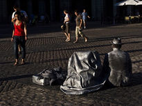 Sentado en la Plaza