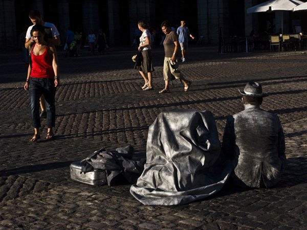 Sentado en la Plaza 