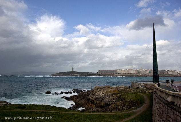 OBELISCO MILENIUM Y TORRE DE HÉRCULES