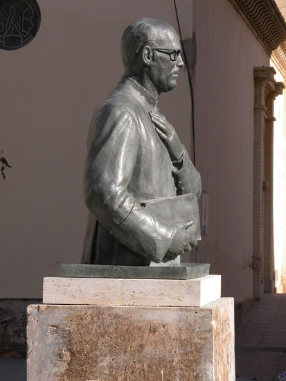 Busto en Bronce retrato al Párroco  D. José Jiménez 