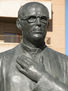 Detalle del busto en bronce al párroco D.José Jiménez