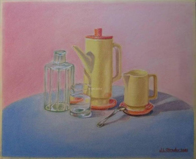 Cafetera con vaso de agua