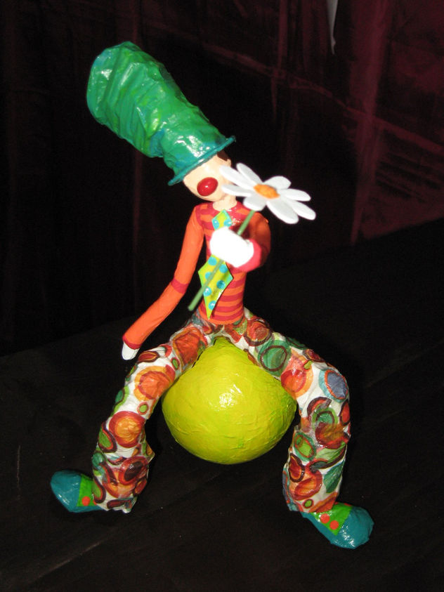 payaso ofreciendote una margarita