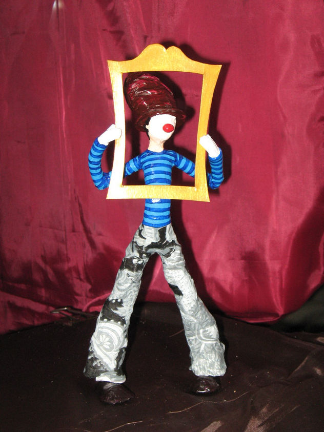 un payaso detras de un marco
