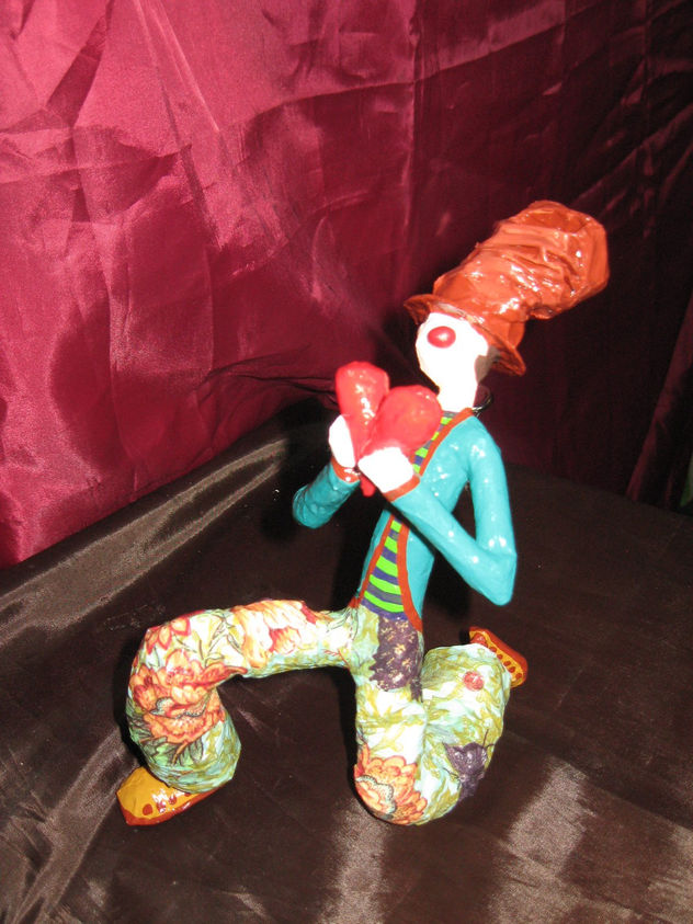 Payaso ofreciendo su corazon