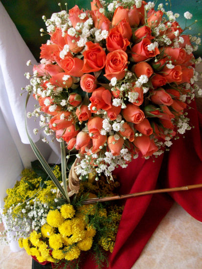 FLORES CON BOMBO DE ROSAS 