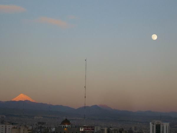 el monte Alborz y la luna de teheran 