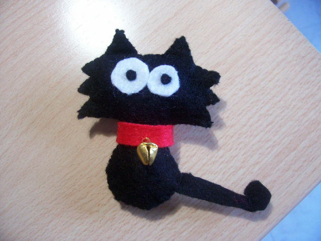 Broche de fieltro "gatito" con cascabel 