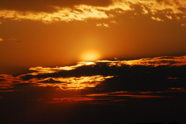 El sol juega al escondite