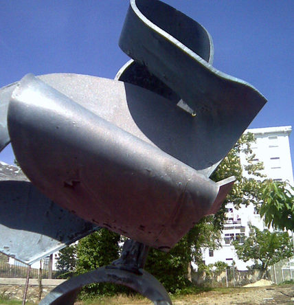 El árbol está detrás
