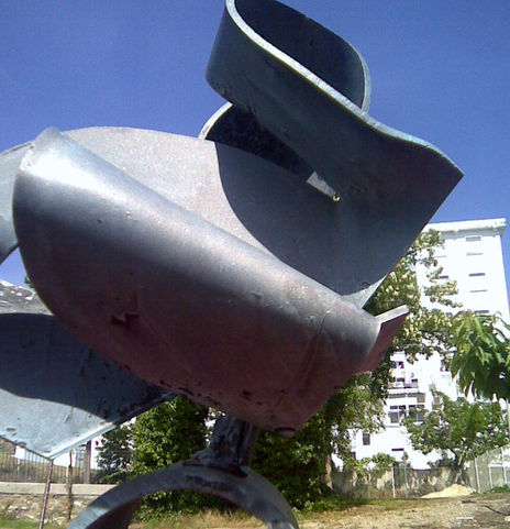 El árbol está detrás