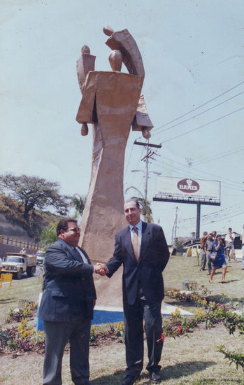 ESCULTURAS DE HONDURAS ,ESCULTORES DE HONDURAS, ESCULTURAS DE TEGUCIGALPA, ESCULTORES HONDUREÑOS, Escultura Hondureña, Hasta el progreso Juntos Mixta Figurativa