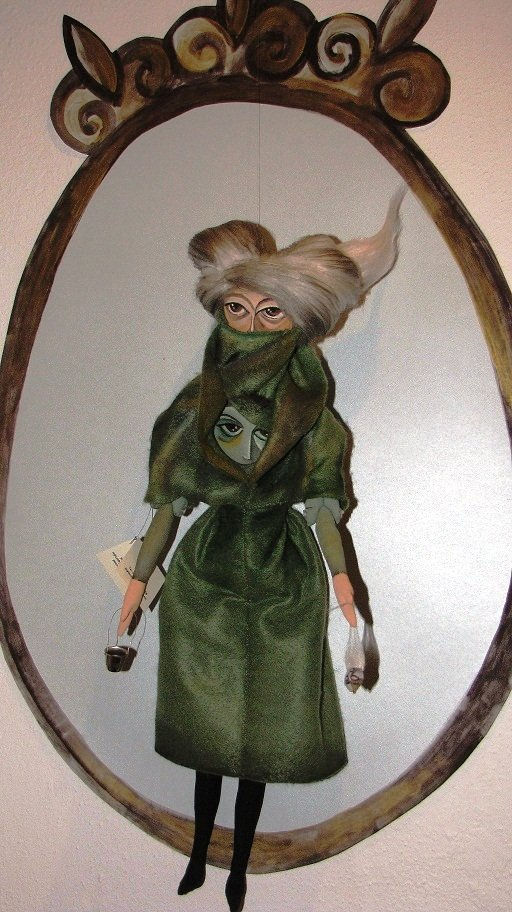 Mujer saliendo del psicoanalista.
