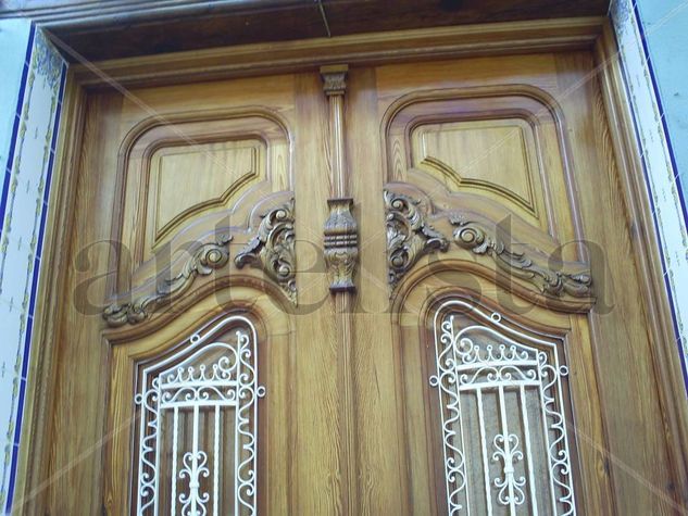 PUERTA DECALLE. Madera Figurativa