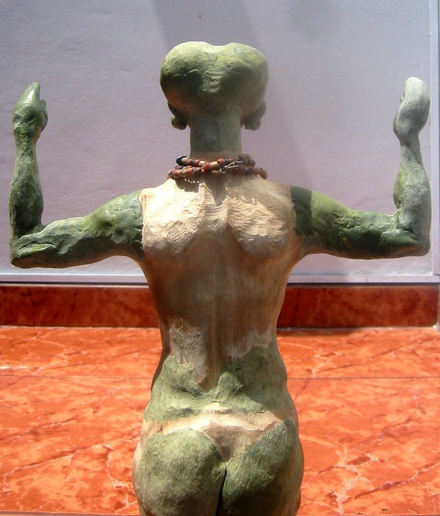 Escultura de diosa cuchimilca atrás