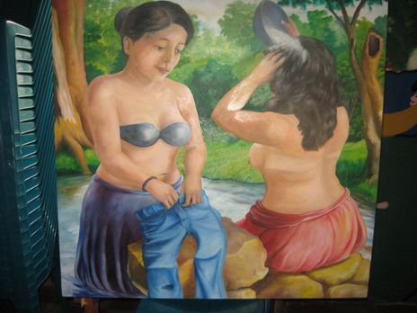 Mujeres bañando en...
