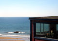 ventana. mitando al mar