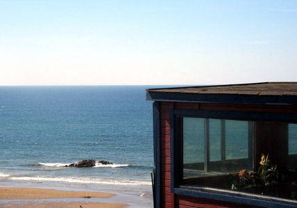 Ventana. mitando al...