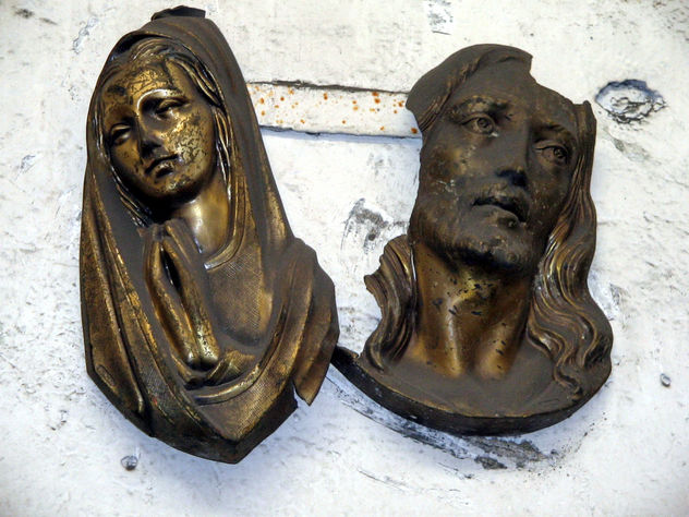 figuras de bronce  en  pared