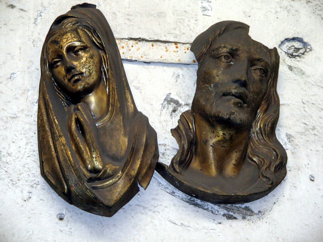 figuras de bronce  en  pared 