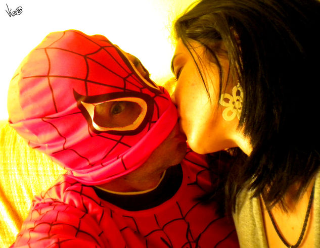 Kissing to spiderman 